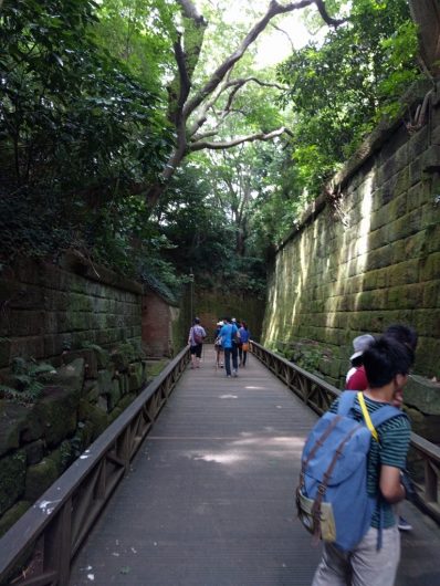 旧日本軍がつくったレンガ造りに囲まれた猿島のハイキングコース