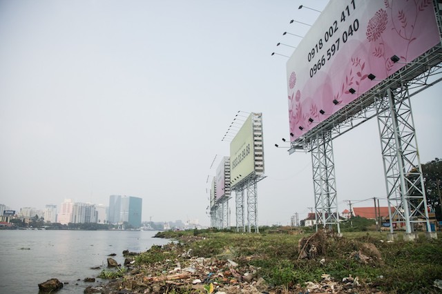 ホーチミンの沿岸のゴミと広告看板