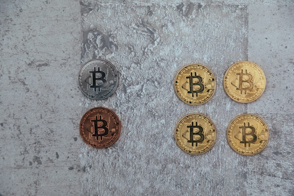 金銀銅の仮想通貨コイン6枚