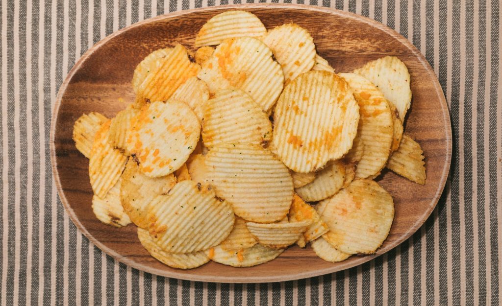 チーズの絡んだギザギザのポテトチップス