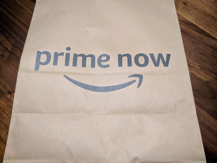 Amazon prime nowのロゴ入り紙袋