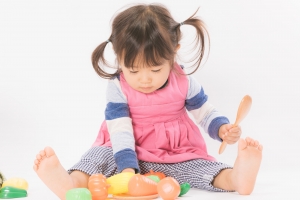 ままごと遊びをする女の子