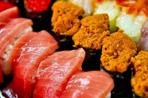 詰め合わされたうにとトロのお寿司