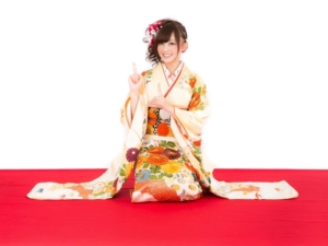 着物姿の女性。初売りセールはこちら!