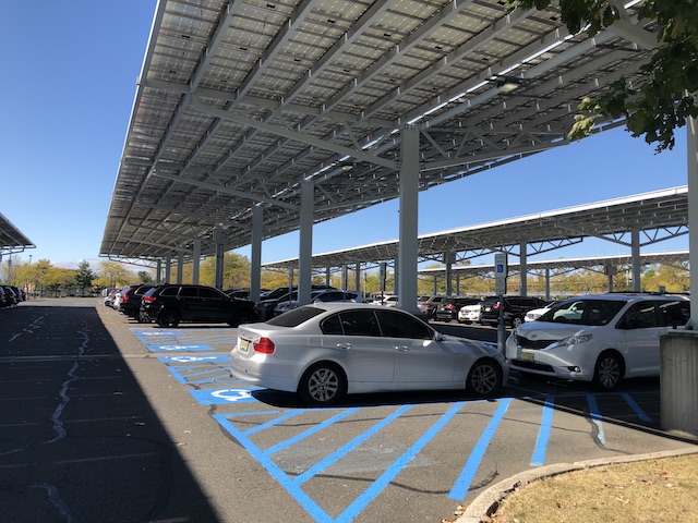 Liberty Science Centerの駐車場は広いです。